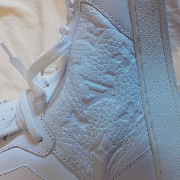 White Louis Vuitton hightop sneakers - Picture 4 of 7